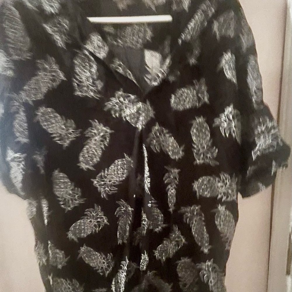H&M Hawaiian Shirt

• beach
• resortware 
• flowy
• spring break